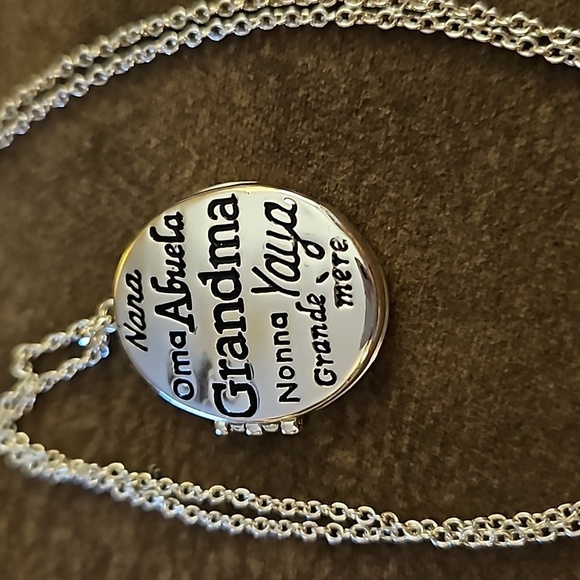 3/$30 VTG NRQ AVON Grandma Locket Pendant Chain Necklace - Picture 3 of 7